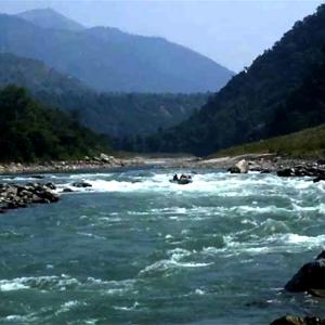 सुनकोशीमा भएको सुमो दुर्घटनामा मृतक तीनै जनाको पहिचान खुल्यो, बेपत्ताको खोजी जारी सुनकोशीमा भएको सुमो दुर्घटनामा मृतक तीनै जनाको पहिचान खुल्यो, बेपत्ताको खोजी जारी