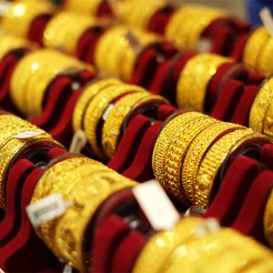 तोलामा ३००० रुपैयाँको गिरावटपछि सुनको भाउ फेरि ३ लाख रुपैयाँभन्दा कम