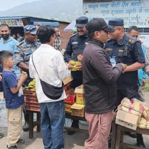 हिजो बेलुका ४ बजेदेखि बीपी राजमार्ग अवरुद्ध भएपछि अलपत्र यात्रुलाई फलफूल, पानी र चाउचाउ वितरण