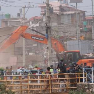 डोजर चल्यो गैरीगाउँको सुकुम्बासी बस्तीमा पनि