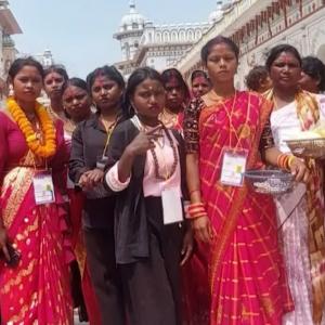 ऋषिदेव समाजका ४० महिलालाई धार्मिक तीर्थयात्रा, आभा फाउन्डेशनको सराहनीय पहल