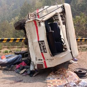 भारतीय तीर्थयात्री बोकेर स्वर्गद्वारी जाँदै गरेको जीप दुर्घटना हुँदा एक बालकको मृत्यु