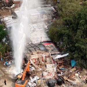 सुकुम्बासी बस्ती भत्काउँदा फुट्यो खानेपानीको पाइप, केही स्थानमा हुने भो खानेपानी आपूर्ति बन्द, भिजे सुकुम्बासीले पोको पारेका सामान