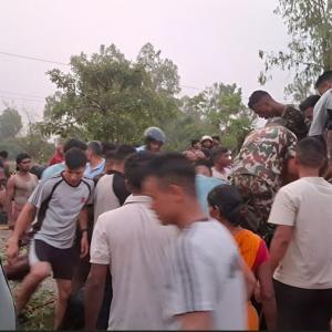 हुरीले लडाएको रुख टेम्पोमा बजारिँदा २ जनाको घटनास्थलमै मृत्यु, ४ जना घाइते