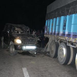 रोकिराखेको ट्रकमा भारतीय नम्बर प्लेटको कार ठोक्किँदा २ जनाको मृत्यु, तीन जना घाइते