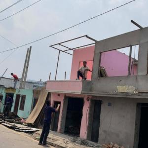 थापाथलीको सुकुम्बासी बस्ती हटाएपछि आफैँ घर भत्काउन थाले सिनामंगलका सुकुम्बासीले