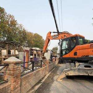 थापाथलीको सुकुम्बासी क्षेत्रमा डोजर, भत्काउन थालियो संरचना, त्यहाँका सुकुम्बासीलाई दशरथ रङ्गशालामा लगिने