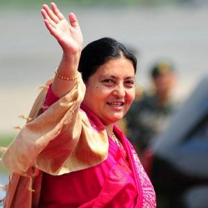 विद्या भण्डारीलाई एमालेले दियो सदस्यता विद्या भण्डारीलाई एमालेले दियो सदस्यता