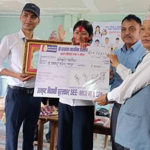 एसईईमा ४ जीपीए ल्याउने स्वीकृतिलाई ५० हजार नगदसहित भव्य सम्मान, पञ्चायत माविको घोषणा– अब उत्कृष्ट विद्यार्थीलाई निःशुल्क पढाइ ! एसईईमा ४ जीपीए ल्याउने स्वीकृतिलाई ५० हजार नगदसहित भव्य सम्मान, पञ्चायत माविको घोषणा– अब उत्कृष्ट विद्यार्थीलाई निःशुल्क पढाइ !