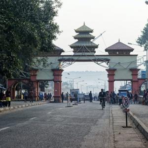 काँकरभिट्टामा भारतबाट फर्किएका युवा मदिरामा लठ्ठ भएपछि छुट्यो बस, बसपार्कमा बेहोश अवस्थामा गर्याे प्रहरीले उद्धार