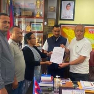 अन्य पालिकाका विद्यालय बसलाई केराबारीमा प्रवेश गर्न नदिन पालिका अध्यक्षलाई बुझाइयो ज्ञापनपत्र