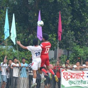 लेटाङलाई पराजित गरी इटहरी पुग्यो सुन्दरहरैंचा मेयर गोल्डकप फुटबलको सेमीफाइनलमा लेटाङलाई पराजित गरी इटहरी पुग्यो सुन्दरहरैंचा मेयर गोल्डकप फुटबलको सेमीफाइनलमा