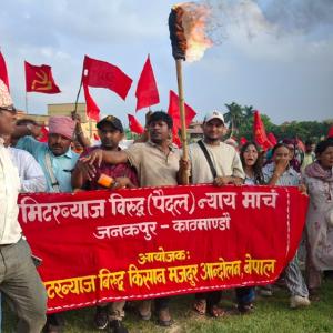 जनकपुरबाट शुरु गरे मिटरब्याज पीडितहरूले पैदलमार्च, काठमाडौंसम्म पदयात्रा गर्ने जनकपुरबाट शुरु गरे मिटरब्याज पीडितहरूले पैदलमार्च, काठमाडौंसम्म पदयात्रा गर्ने