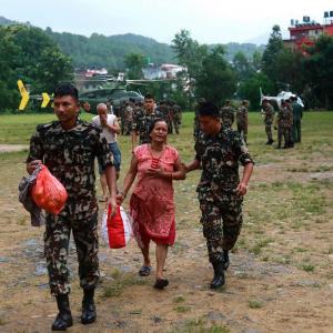 भोटेकोशीको बाढीमा परी घाइते भएका तथा जोखिममा रहेका बाँकी नागरिकलाई आज बिहानैदेखि हेलिकप्टरमार्फत् उद्धार गरिने