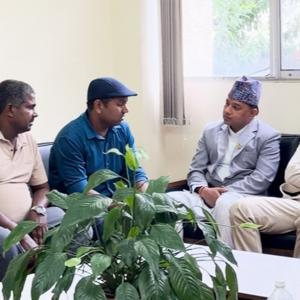 देवानगञ्ज घटनामा मृत्यु भएका रवीन्द्र मेहताका परिवारसँग गृहमन्त्रीको वार्ता