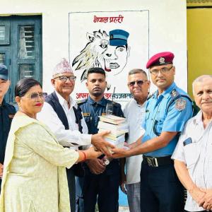 पूर्वसांसद खतिवडाद्वारा इलाका प्रहरी कार्यालय लेटाङको हिरासत पुस्तकालयलाई पुस्तक हस्तान्तरण