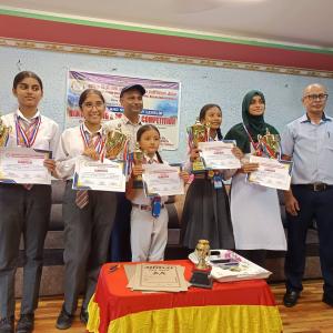 नेशनल प्याब्सन सुनसरीको हस्तलेखन तथा चित्रकला प्रतियोगितामा सरस्वती ज्ञानकुञ्ज अगाडि नेशनल प्याब्सन सुनसरीको हस्तलेखन तथा चित्रकला प्रतियोगितामा सरस्वती ज्ञानकुञ्ज अगाडि