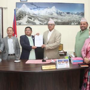 कोशीमा कांग्रेसका मन्त्रीले दिए मुख्यमन्त्री कार्कीसमक्ष सामुहिक राजीनामा
