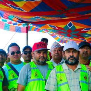 गछियामा सफारी चालकलाई ज्याकेट वितरण गछियामा सफारी चालकलाई ज्याकेट वितरण