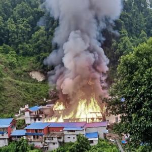 ताप्लेजुङको दोभान बजारमा आगलागी