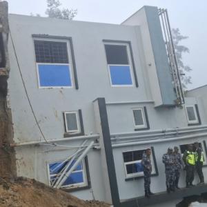 ललितपुरको धापाखेलमा पहिरोले ढल्यो घर ललितपुरको धापाखेलमा पहिरोले ढल्यो घर