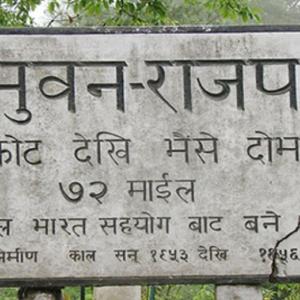 सोप्याङखोलामा पहिरो खसेपछि त्रिभुवन राजपथ अवरुद्ध सोप्याङखोलामा पहिरो खसेपछि त्रिभुवन राजपथ अवरुद्ध