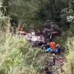 विद्यार्थी बोकेको स्कुल बस दुर्घटना विद्यार्थी बोकेको स्कुल बस दुर्घटना