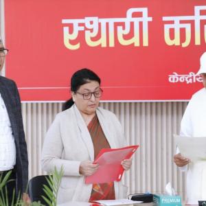 पूर्व राष्ट्रपति एमाले वरिष्ठ नेता विद्या भण्डारीले लिइन् अध्यक्ष ओलीबाट शपथ पूर्व राष्ट्रपति एमाले वरिष्ठ नेता विद्या भण्डारीले लिइन् अध्यक्ष ओलीबाट शपथ