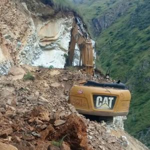 सडक खन्ने क्रममा पहिरो खस्दा एक्काभेटर चालक पुरिए, सह–चालक घाइते सडक खन्ने क्रममा पहिरो खस्दा एक्काभेटर चालक पुरिए, सह–चालक घाइते