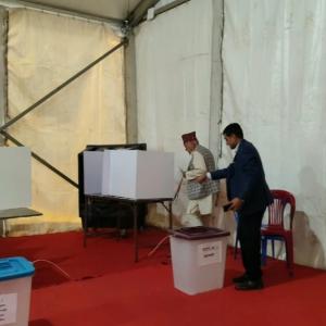 कांग्रेसको नयाँ नेतृत्व चयनका लागि मतदान शोभाकान्त बरालले पहिलो मत खसालेर सुरु