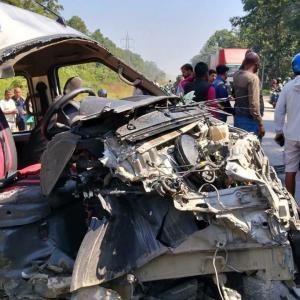 सर्लाहीमा ट्रक र इभी ठोक्किएर दुर्घटना हुँदा १२ जना घाइते, (नामसहित) सर्लाहीमा ट्रक र इभी ठोक्किएर दुर्घटना हुँदा १२ जना घाइते, (नामसहित)