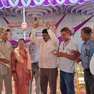 गोठगाउँको पञ्चायत माविमा झापाका ओली दम्पत्तिद्वारा डेढ लाख रुपैयाँको अक्षयकोष स्थापना गोठगाउँको पञ्चायत माविमा झापाका ओली दम्पत्तिद्वारा डेढ लाख रुपैयाँको अक्षयकोष स्थापना