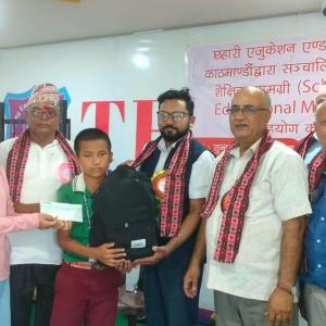 द राइजिङ इङ्लिस बोर्डिङ स्कुलका विद्यार्थीलाई छहारी अपच्र्युनिटिजले दियो छात्रवृत्ति